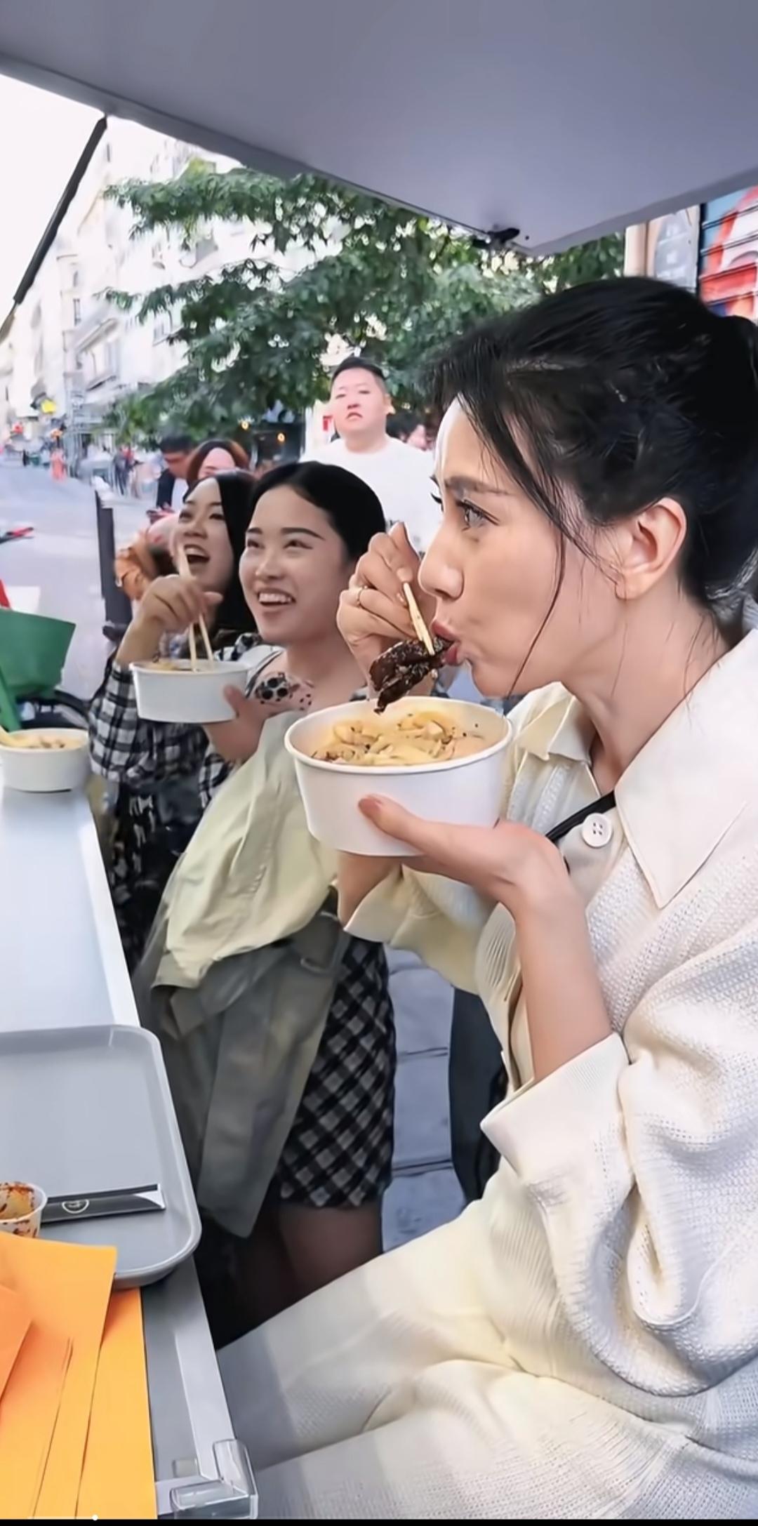 高圆圆吃的是黄瓜咸菜吗？看起来好好吃呀。