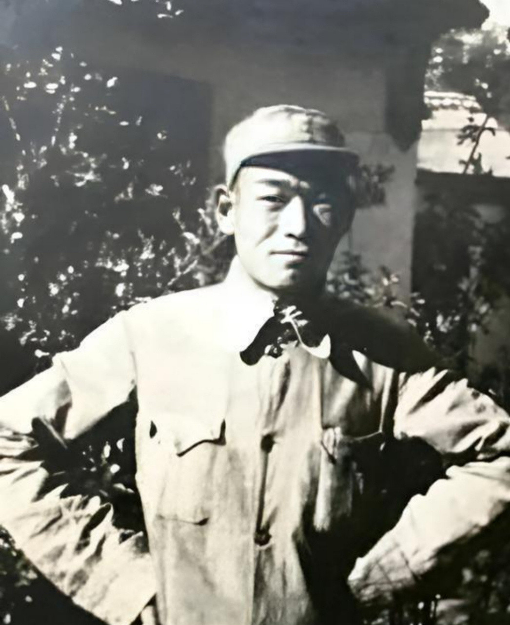 1941年，八路军侦察连长刘锡锟带队潜伏敌后，夜宿地主家中。半夜一名“女子”偷偷