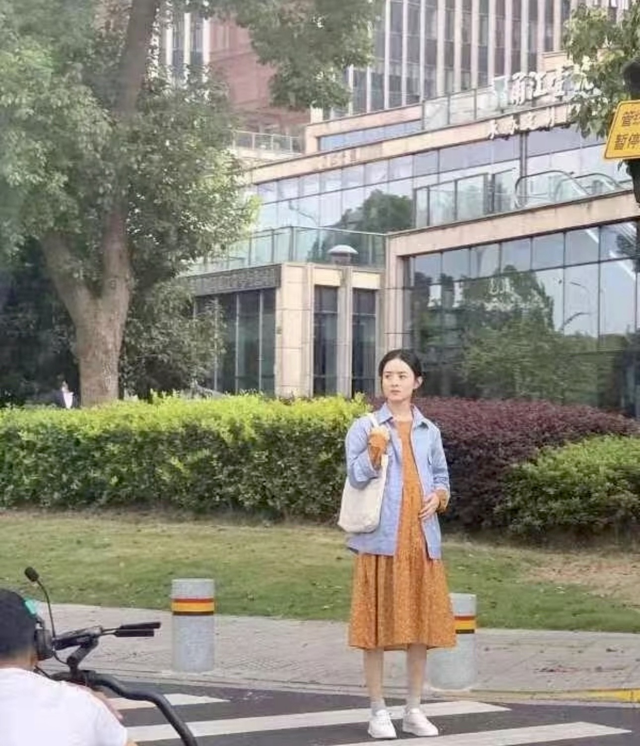 37岁赵丽颖被偶遇，她真实状态没有网上吹的那么漂亮。她衣品不行，穿的橘色