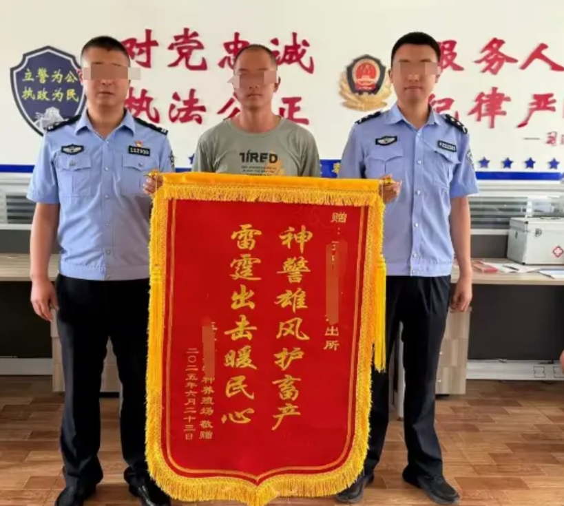 内蒙古一村民放鞭炮，不料，邻居养殖的800只狐狸，因受到惊吓死亡。事后，邻居找到