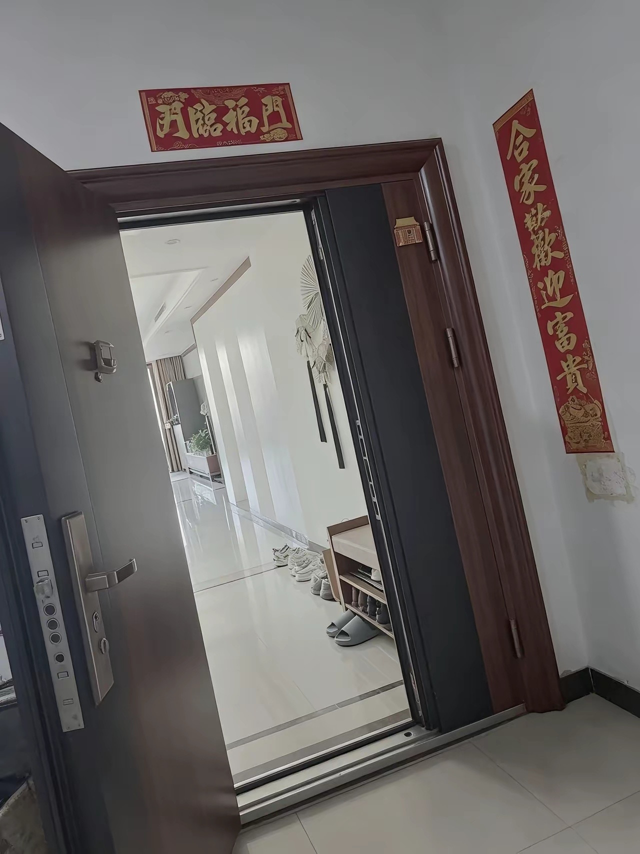 我家和邻居门对门，这位女邻居离异独自带着孩子生活，有个习惯让我左右为难：一年四季