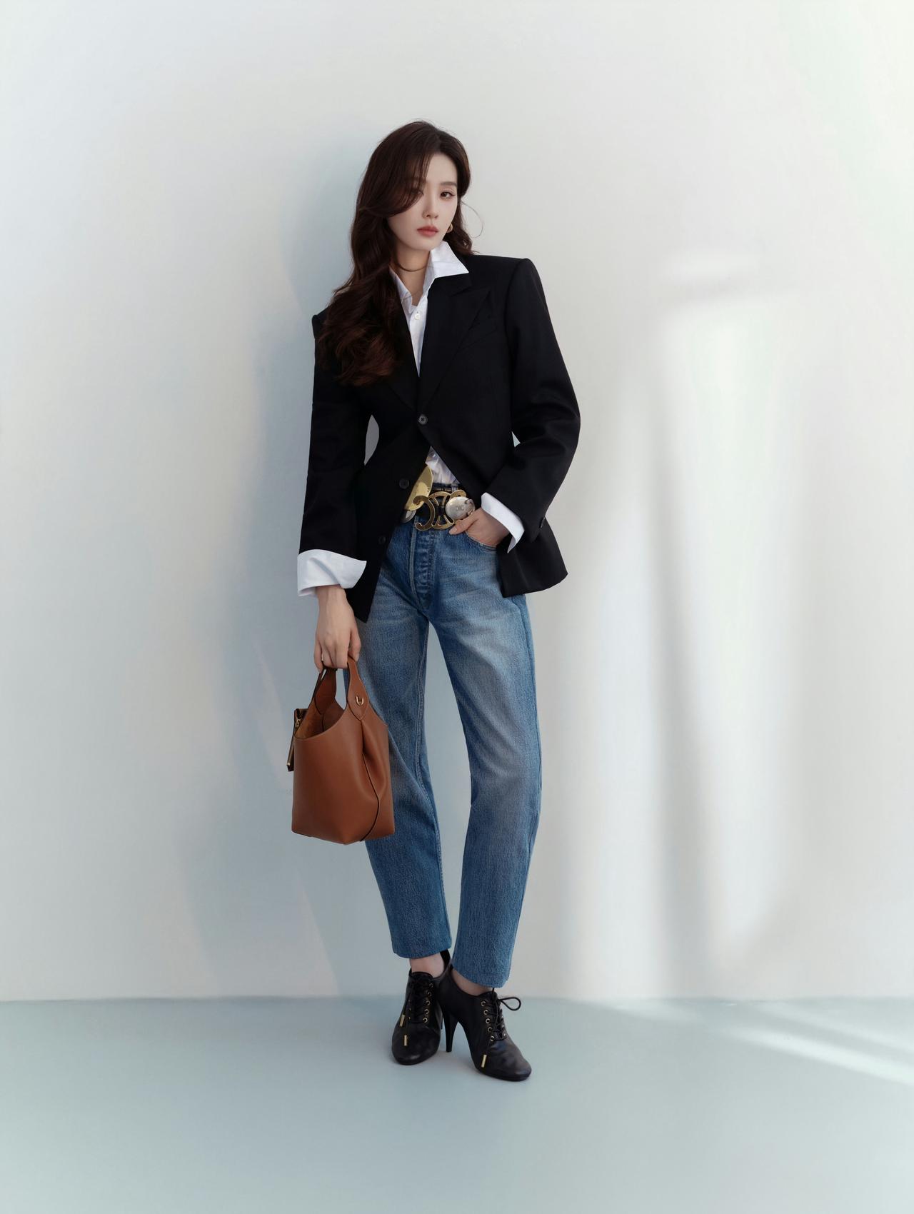 刘诗诗身穿身穿Celine2026夏季新装，带来一组造型大片时尚灵感解读