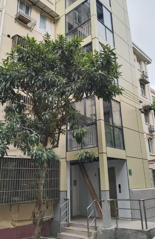 一部电梯，一条人命！上海老小区加装电梯引发的悲剧，背后竟是邻里沟通的生死局。当初