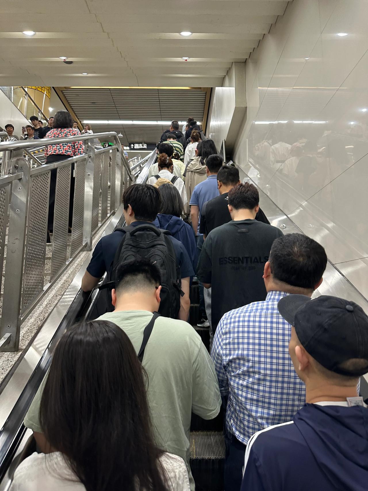 地铁扶梯一边走一边行，才是高效的办法。不在高峰时间挤地铁的人不要矫情！这就是内卷
