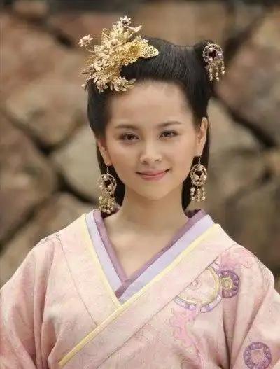 麦琳李行亮的故事来了续集，邓莎丧偶式婚姻戳中了太多人的泪点。邓莎是一名女演员