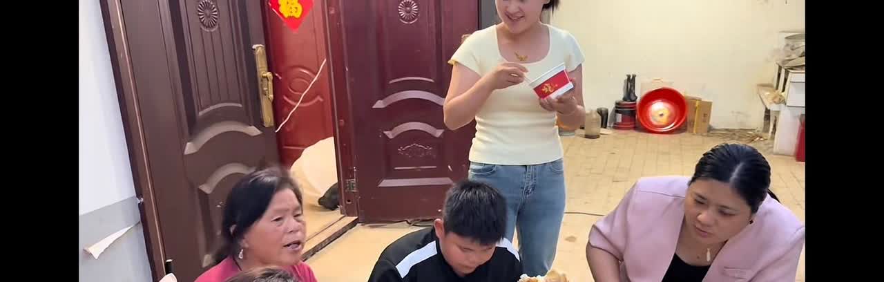 华姐说阿杜娘俩掉钱眼里了阿杜让阿杜妈吃完饭赶紧走，阿杜妈说，我来干啥的啊，