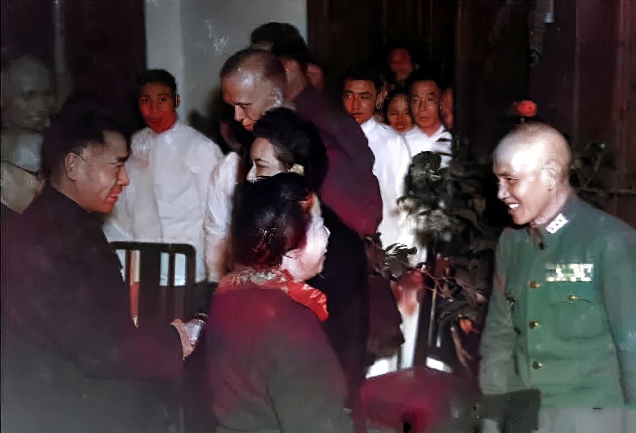 1945年12月，南京，周总理夫妇在马歇尔的生日宴会上与蒋中正夫妇握手言谈。周总