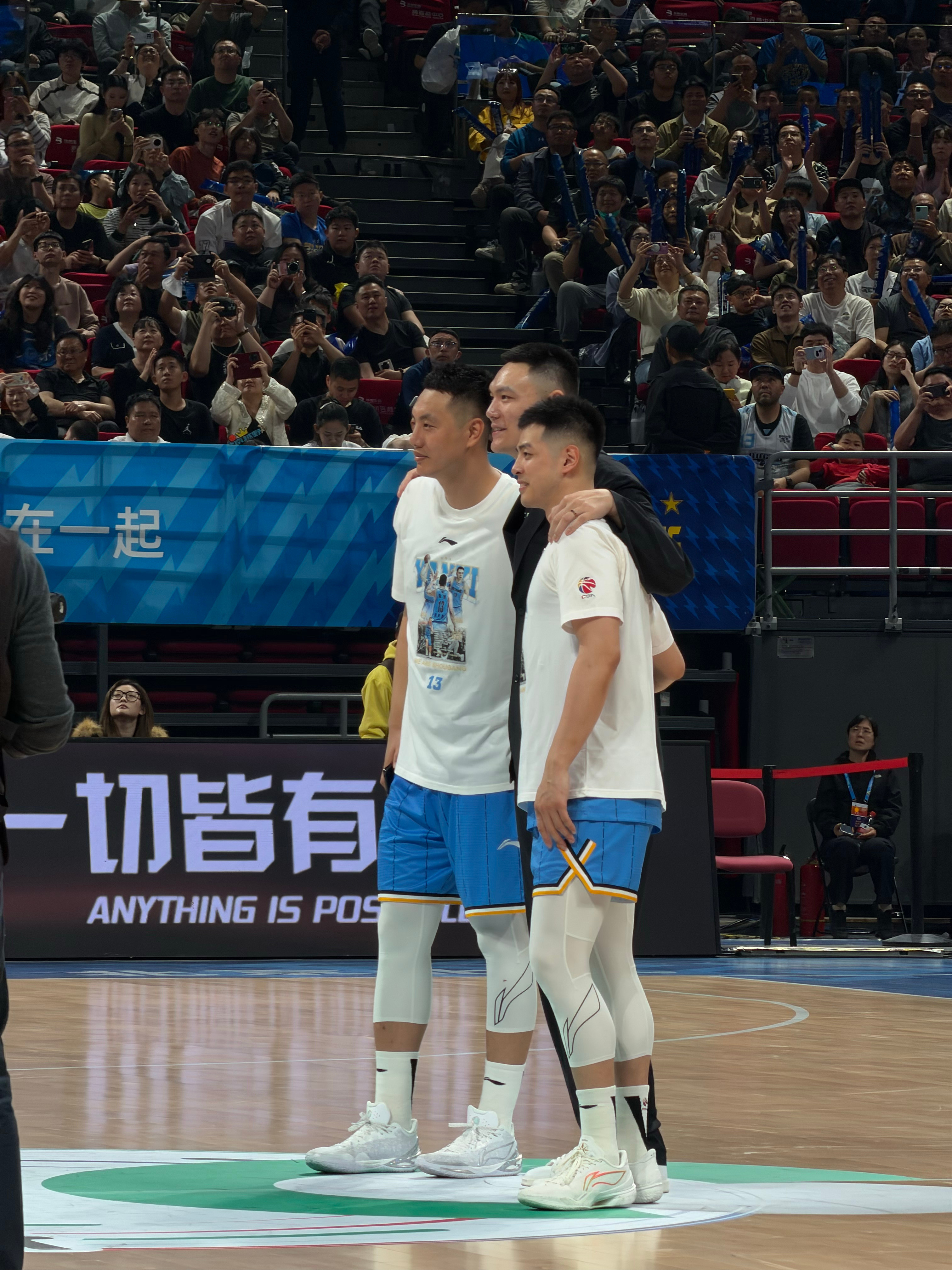 曾凡博膝盖有点严重，为了季后赛找状态硬撑着打的。根本跳不起来以前必扣的球现在只能