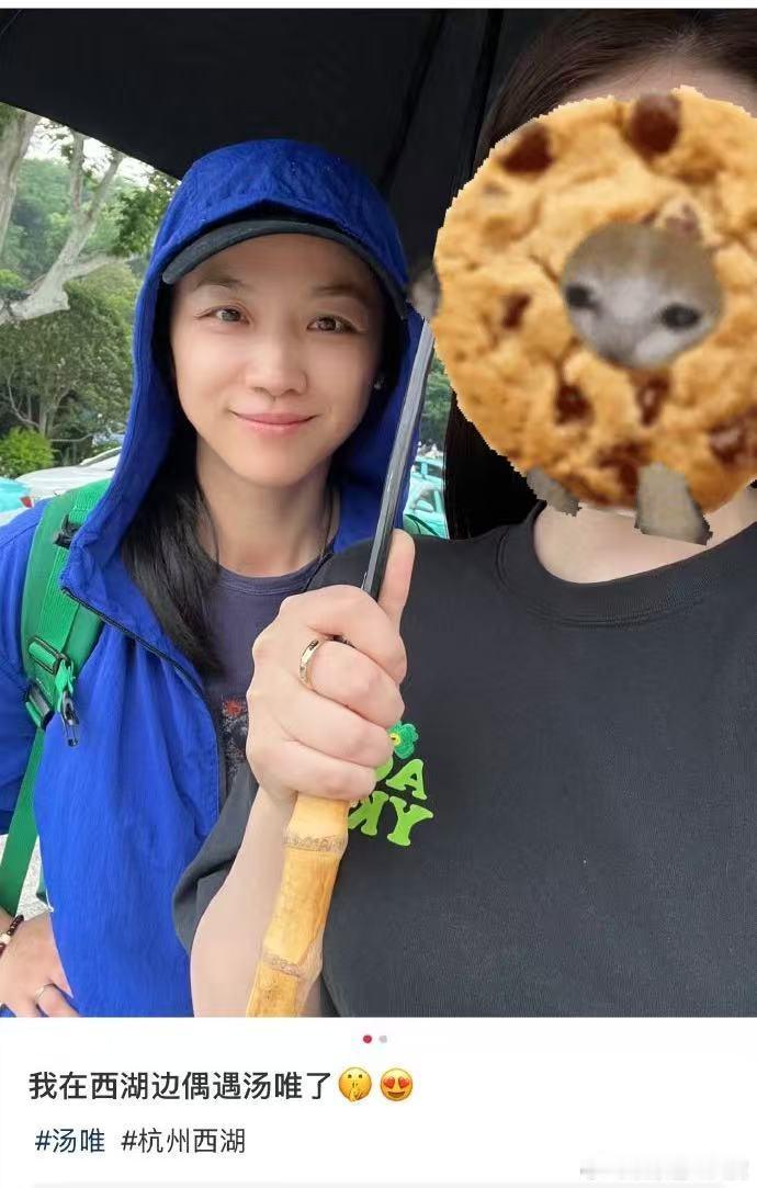汤唯西湖散步被偶遇汤唯独自漫步西湖，好悠闲呢~汤唯独自漫步西湖 ​​​​