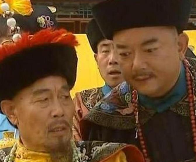 1799年，89岁的乾隆在弥留之际，似对嘉庆交代着临终遗言，可是嘉庆一个字也听不
