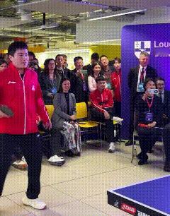 梁靖崑在拉夫堡大学做活动，现场打乒乓球没接到，被人喊让二追三，自己笑，莎