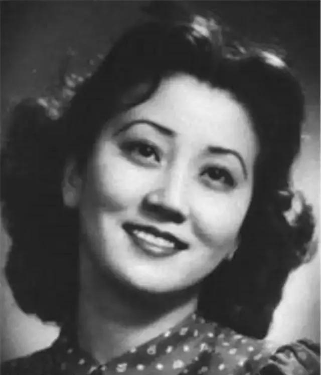 1947年，35岁的钱学森回国探亲，妹妹钱学英要给他介绍女朋友。相亲宴设在上