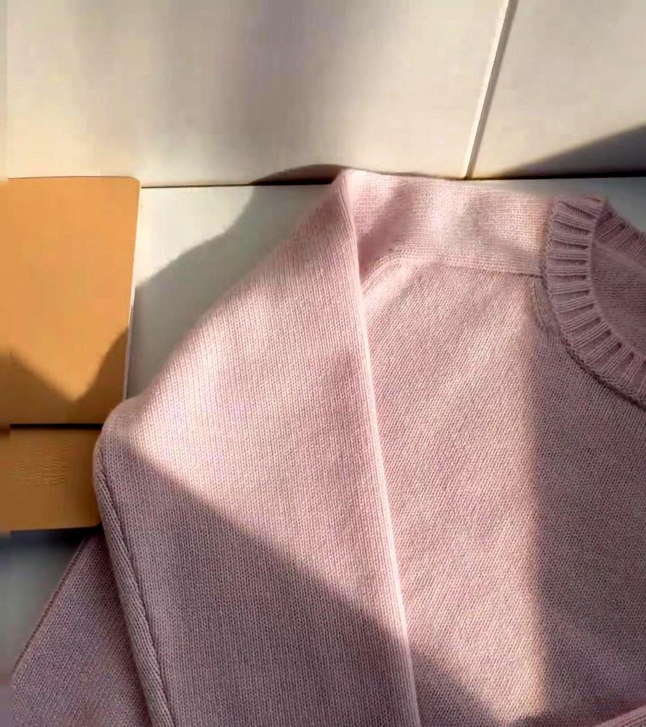 羊绒衫不是云，轻飘飘的没好货。L码不到三百克，穿两次就松成麻袋，袖子像面条