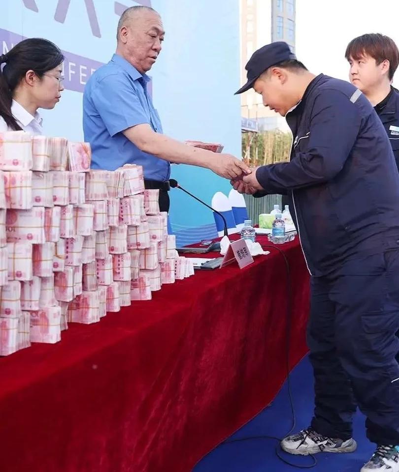 河南矿山集团董事长崔培军，因动辄千万现金奖励员工的“豪爽”，被网友誉为“最会发钱