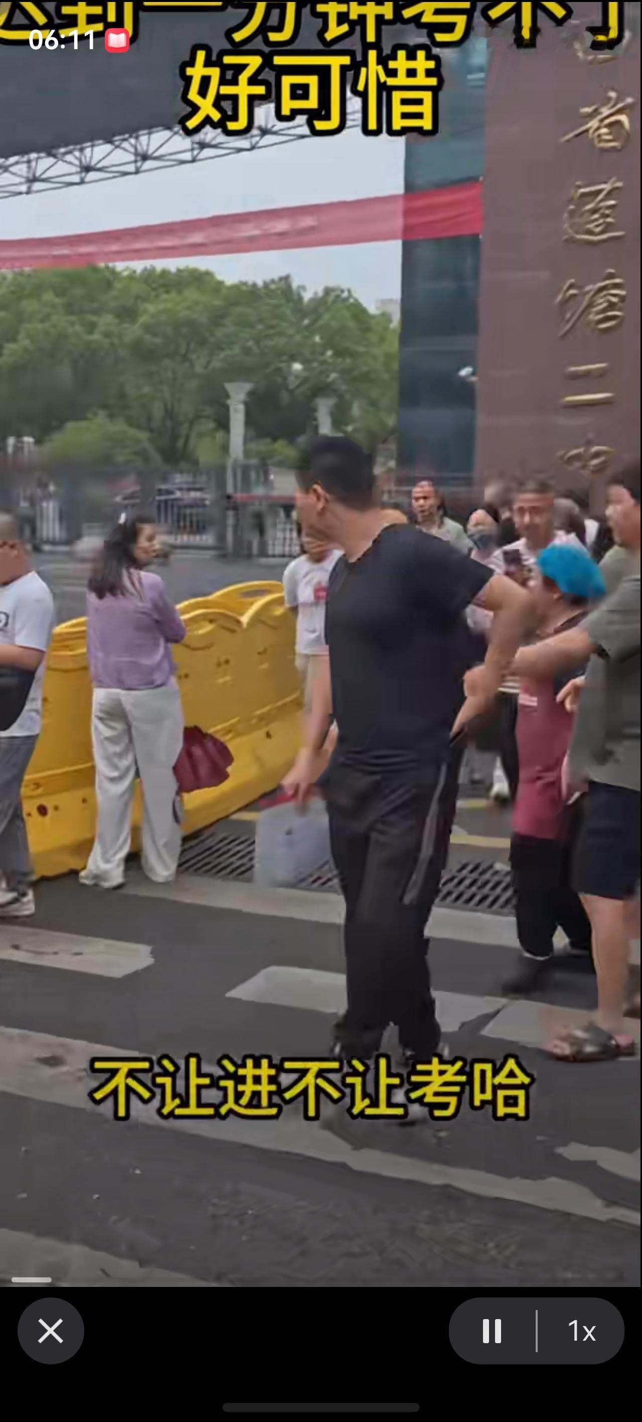 高考：男孩迟到一分钟，进不了考场！好可惜！周围家长让他去门口在试试，申请一下。