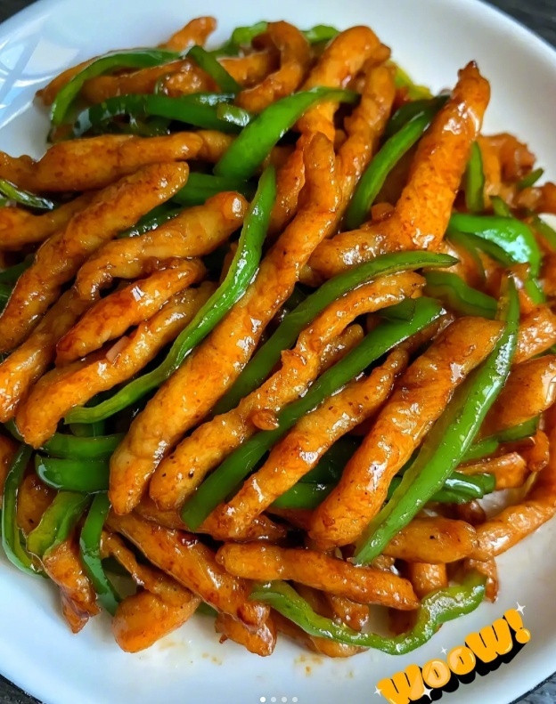 这个青椒炒鸡胸肉，低卡又好吃，简单美味。