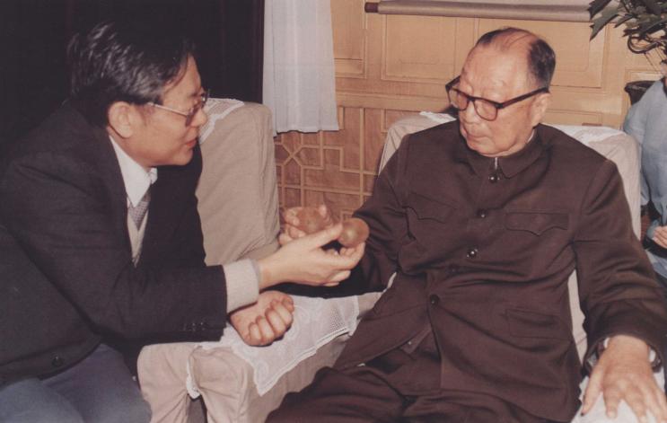 1990年1月22日，中科院院长周光召来看望聂荣臻元帅，祝贺新春佳节，他受植物研