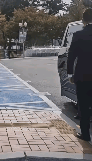 看这俩同框的照片，真应了那句“日子过着过着就生分了”。奶茶妹一手攥着包带，