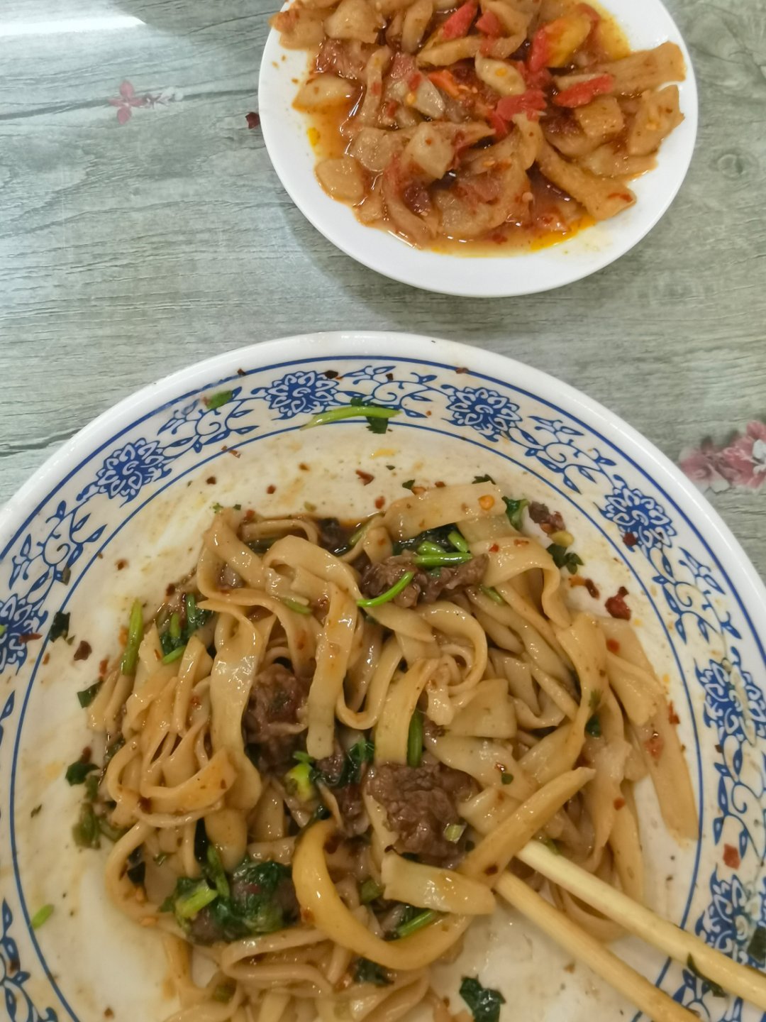 西安西七路马虎面馆差不多四十年了店名虽叫马虎做面却一点也不马虎面团反复...