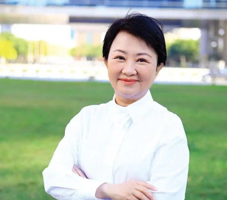 郑丽文卢秀燕同台为江启臣台中辅选，卢秀燕借此机会高喊“有6才有8”，让人深感错愕