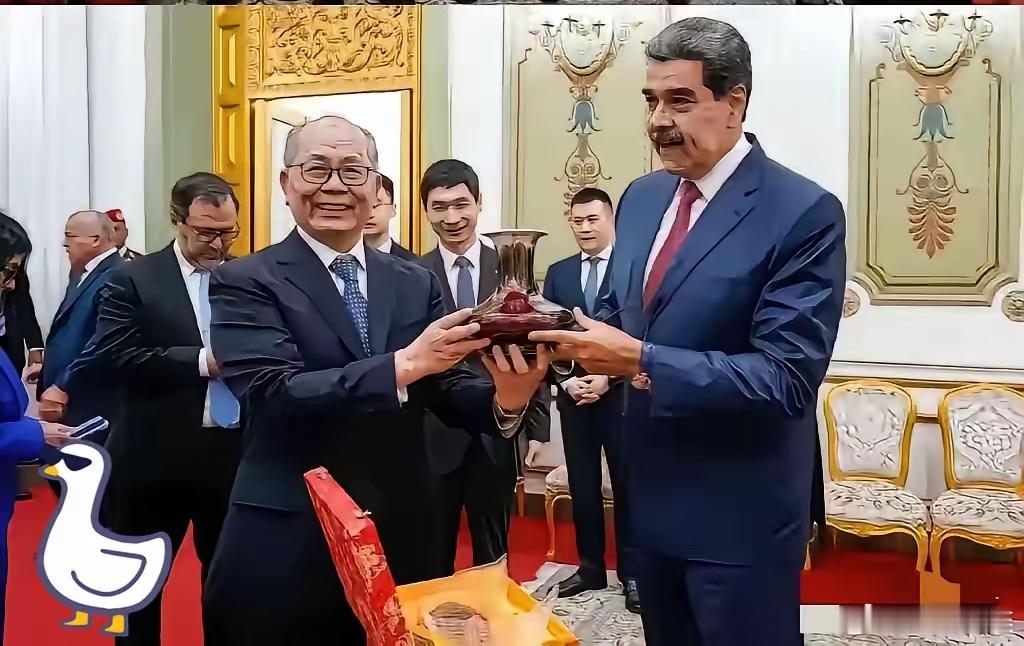 当天还开开心心地双手接过瓶子，凌晨就懵懵懂懂地两腕被上了镯子。这冰火两重天的巨大