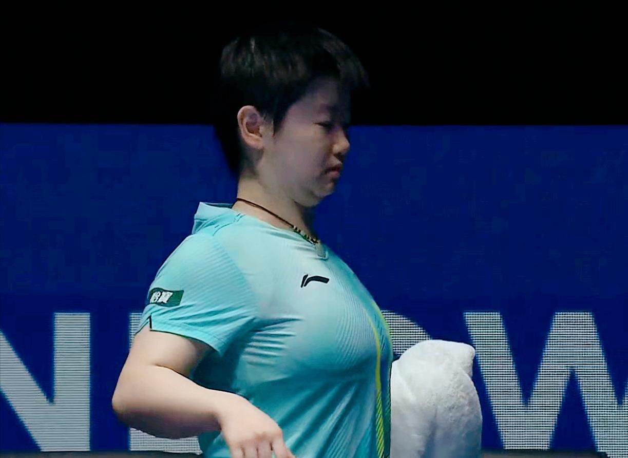 孙颖莎看来身体也不舒服，已经做了多次扩胸运动了，可能肩膀还有些旧伤。前四