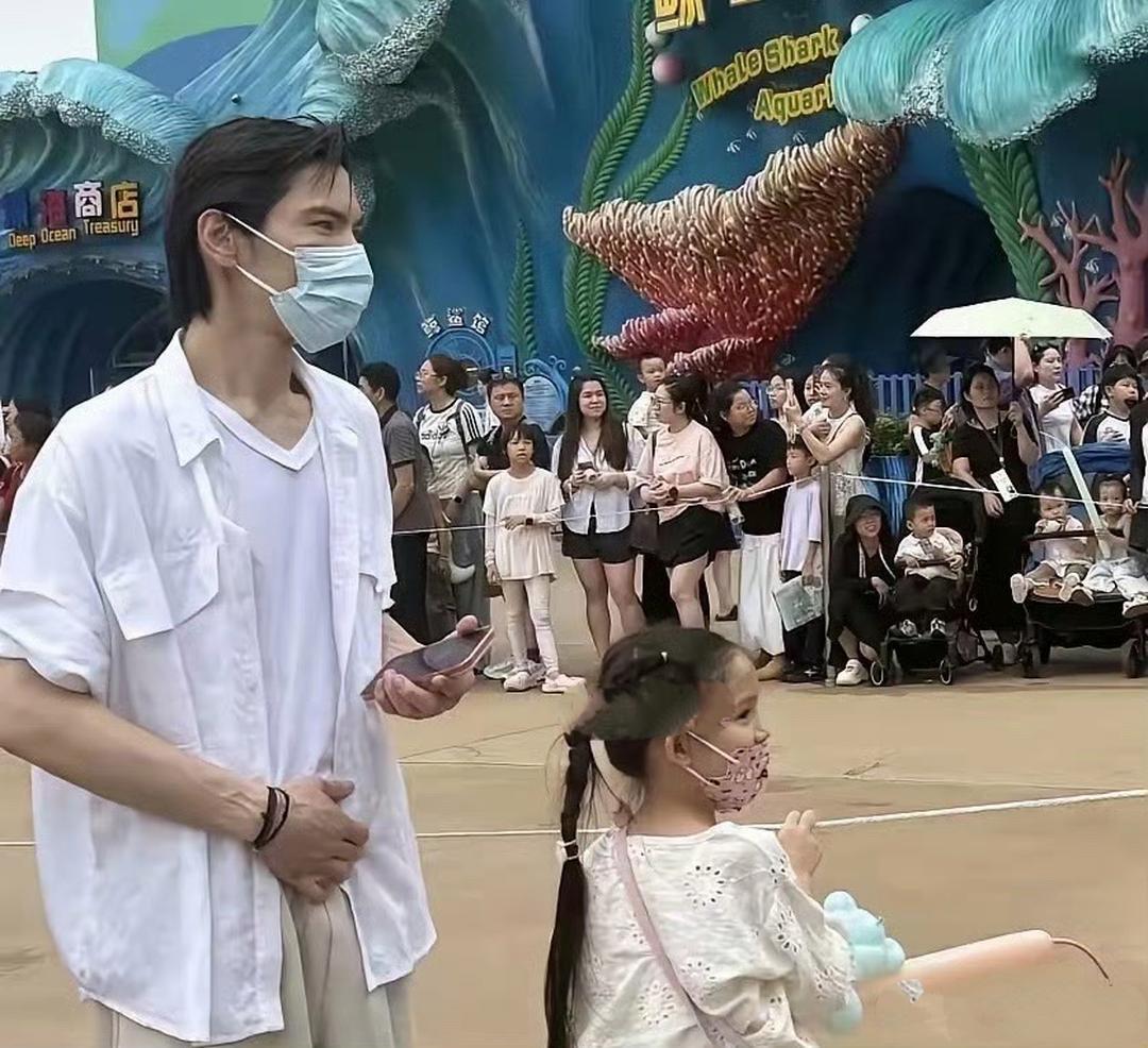 向佐带着老婆郭碧婷还有女儿、老爸向华强、老妈陈岚在珠海长隆乐园游玩，向佐罕见的正