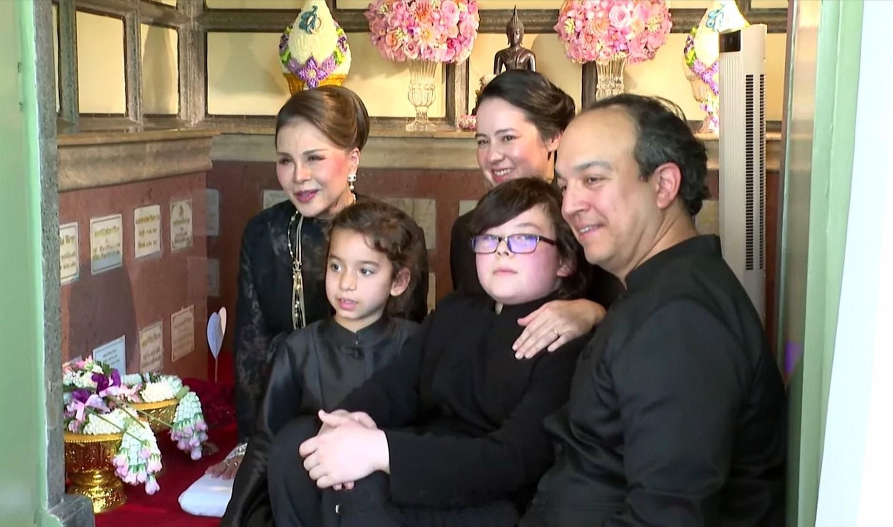 王室王室泰国王室普罗百灵2025年12月26日，乌大带着百灵一家祭祀詹森。这倒