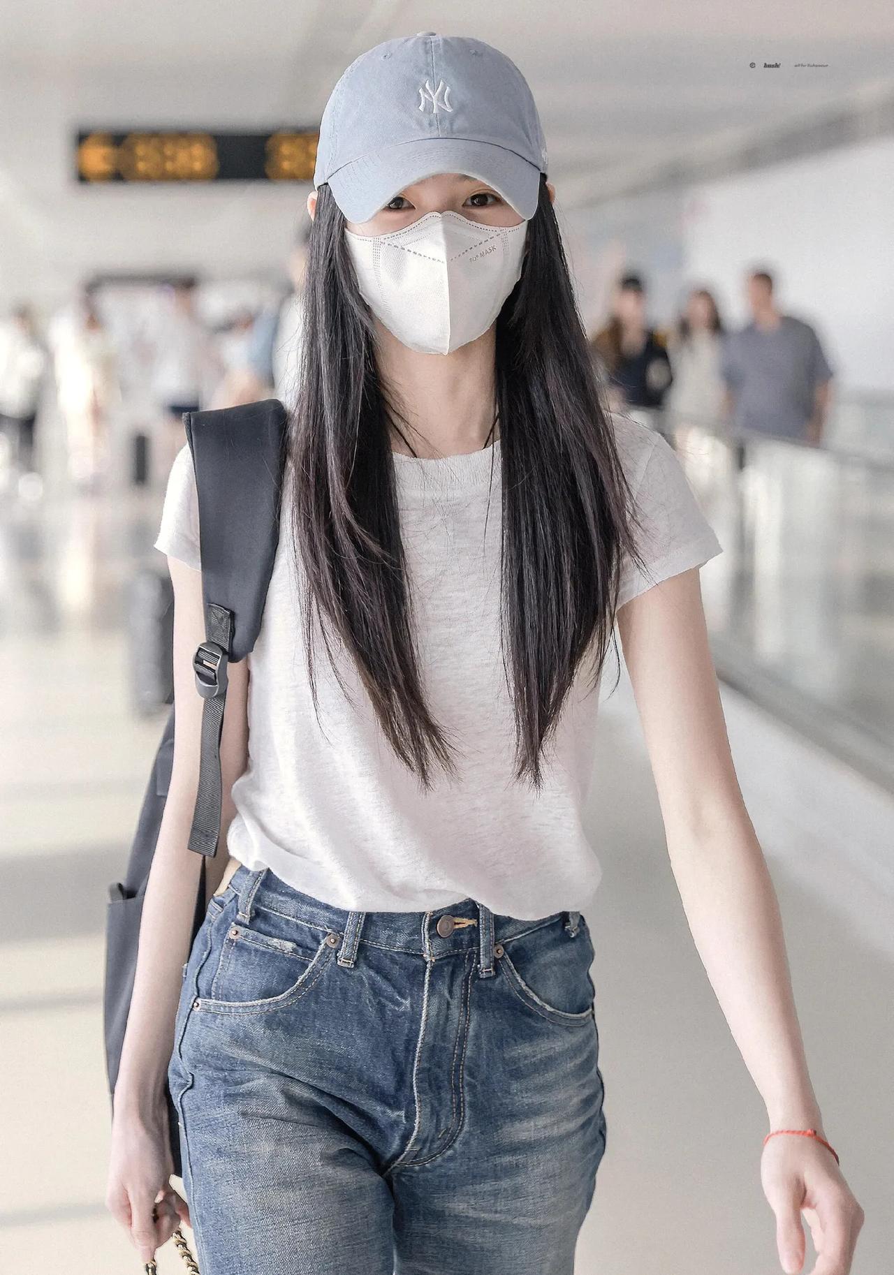 刘浩存这套机场穿搭，普通女生照着穿也好看真的被刘浩存这组机场私服圈粉了！没