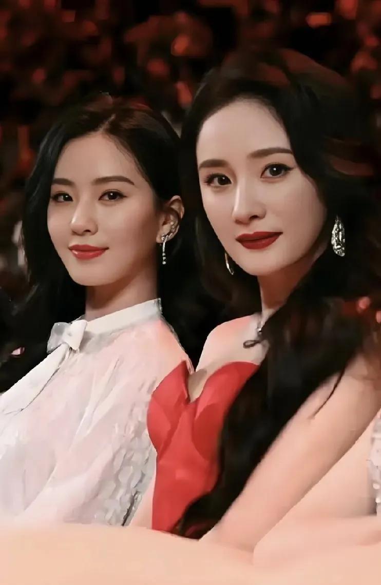 刘诗诗杨幂演情敌，状态却彻底反了。原配刘诗诗一身素衣，唇色淡，眼神定，反而衬得