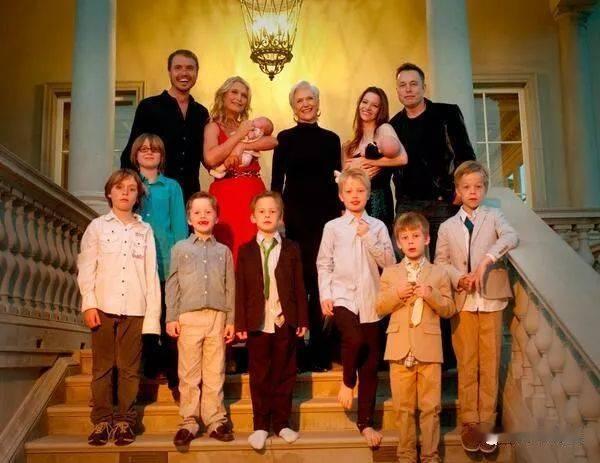 马斯克给他母亲生了一堆孙子孙女，他姐姐也给母亲生了一对龙凤胎外孙外孙女。所以，马