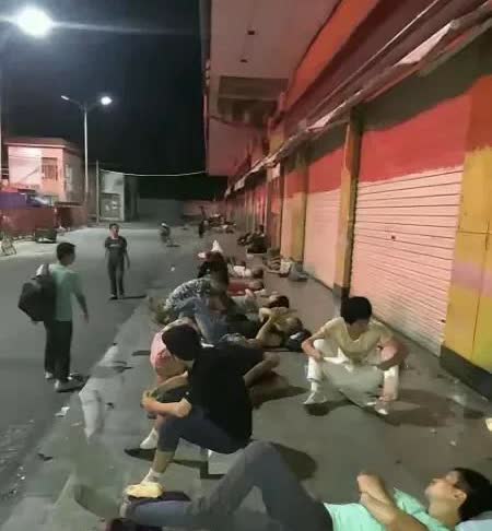 广东广州，有一名男子到广州找工作，晚上经过一条街道的时候，发现有一条街道的店铺门