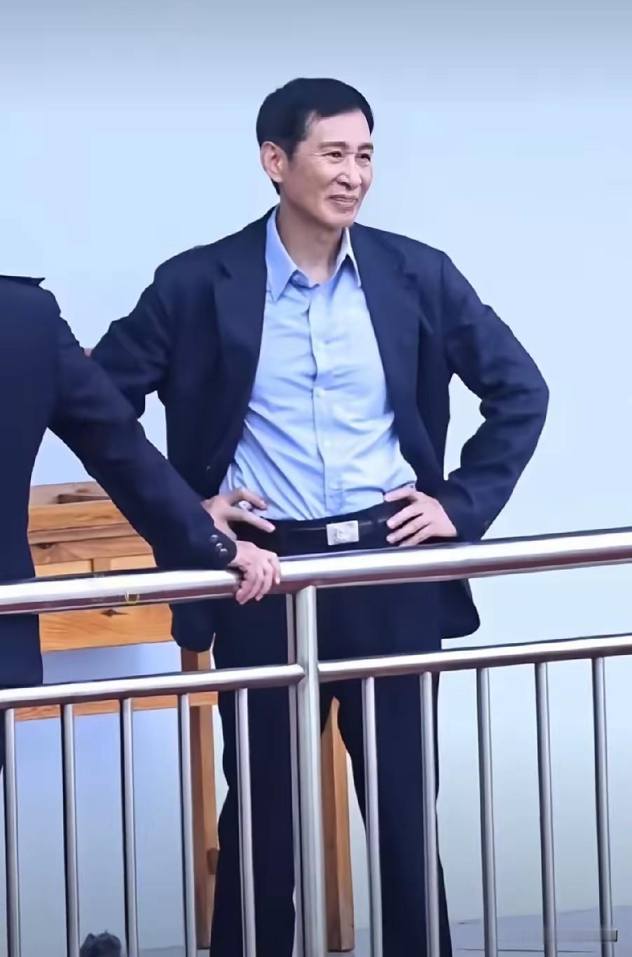 王劲松，58岁了，​没有结婚，没有当父亲，也没有娃，恋爱目前也没有。​曾经