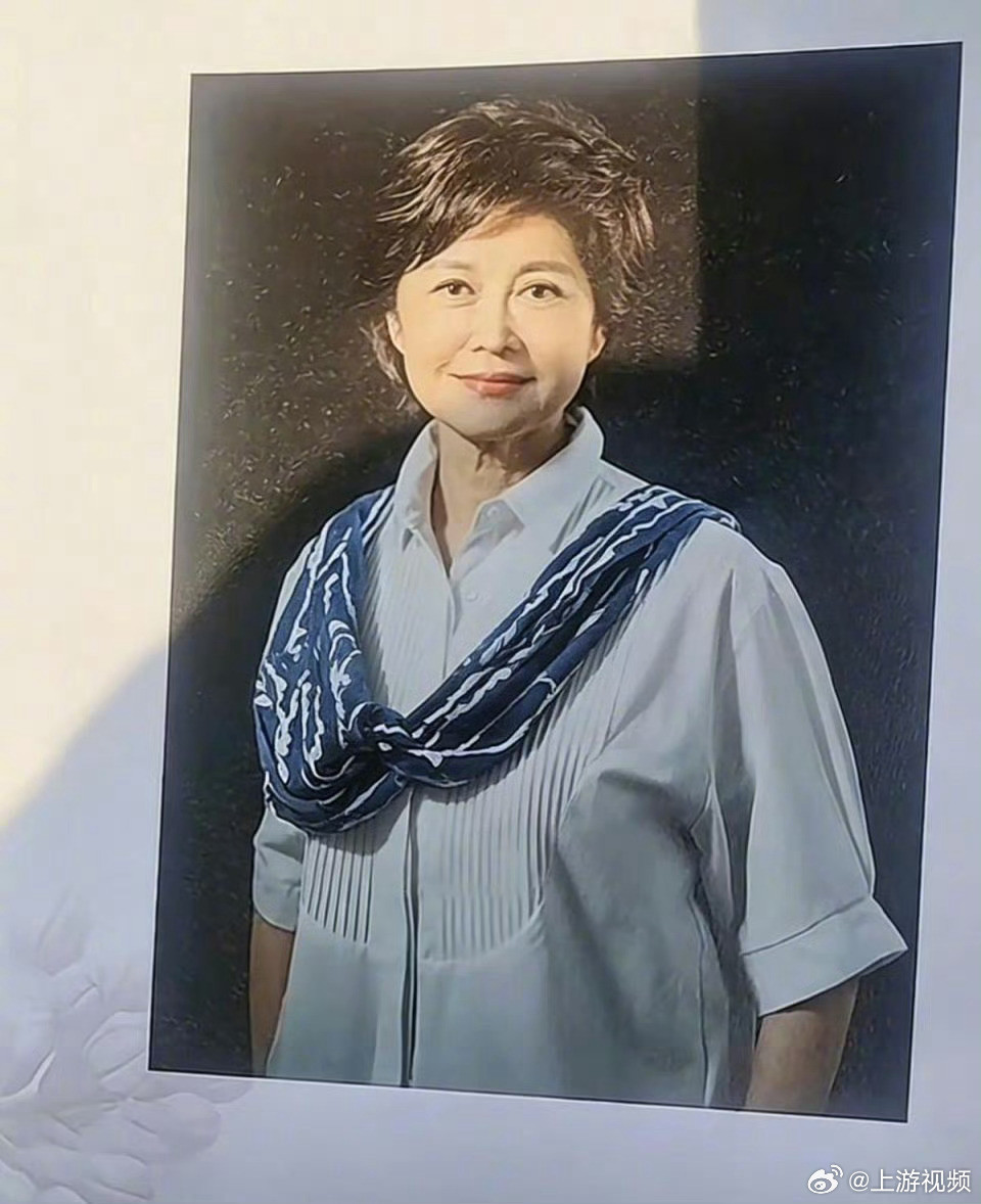 #倪萍发布长文泪别敬大姐#【感谢这世界让我走过！敬一丹告别仪式举行，倪萍发布长文