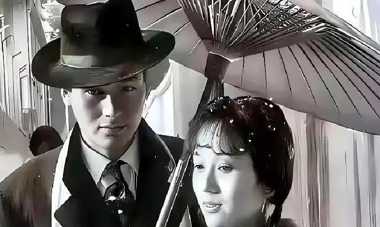 83%翻拍剧翻车，根源在这把命押进戏里，周润发当年靠这招封神。现在演员拍年