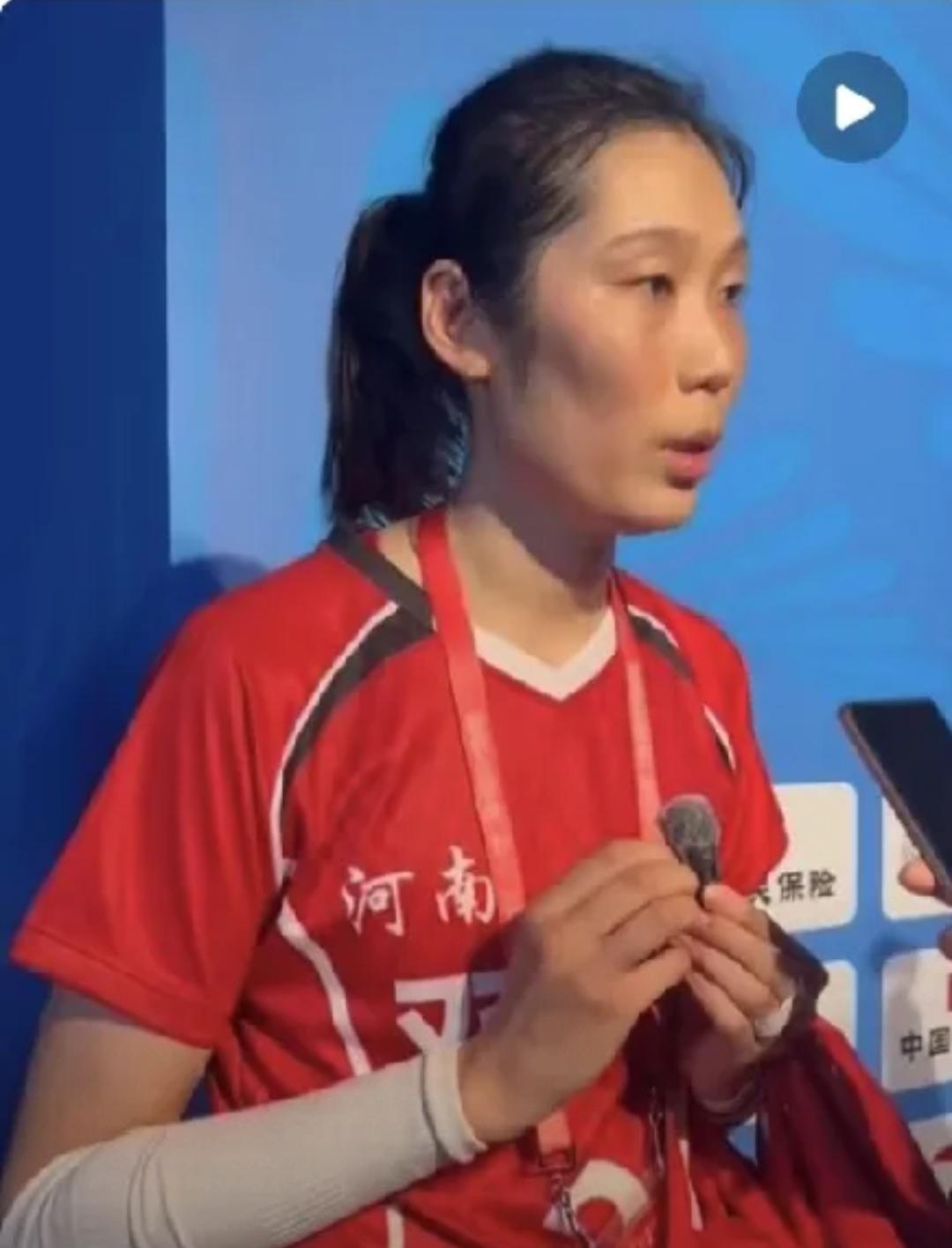 以后坚决不看朱婷的比赛了！不是打的不好，而是她实在莫名其妙。说她莫名其妙是因为