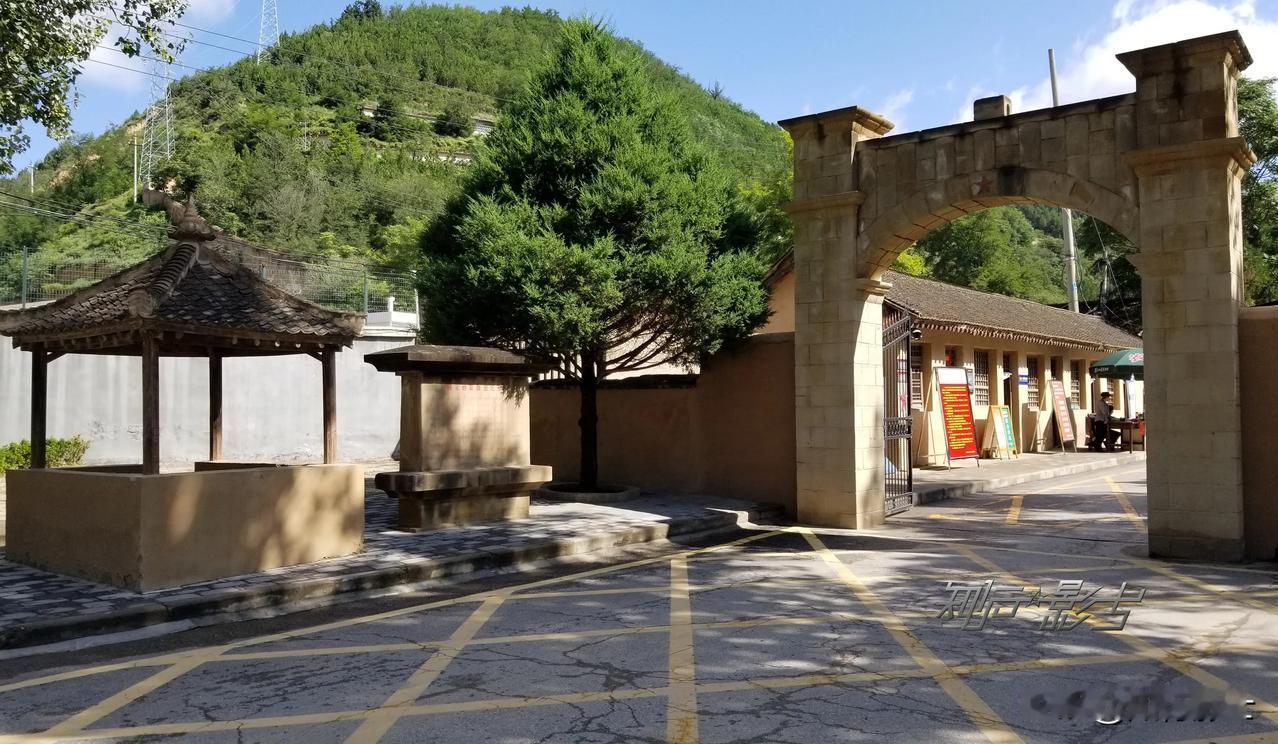 陕西延安的杨家岭，是个很不一般的地方，这里曾经是中共中央驻地；1938年11月中