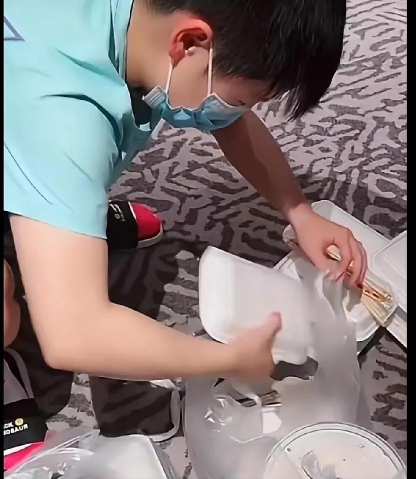 被孙颖莎可爱到了！刷到莎莎蹲地上装盒饭的视频，她认真地一份份分装，专注又接