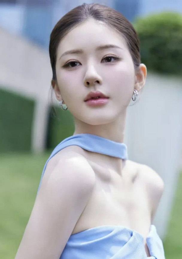 7月15日直播中，赵露思首次公开回应整容传闻，她幽默调侃：“很多人说我整容