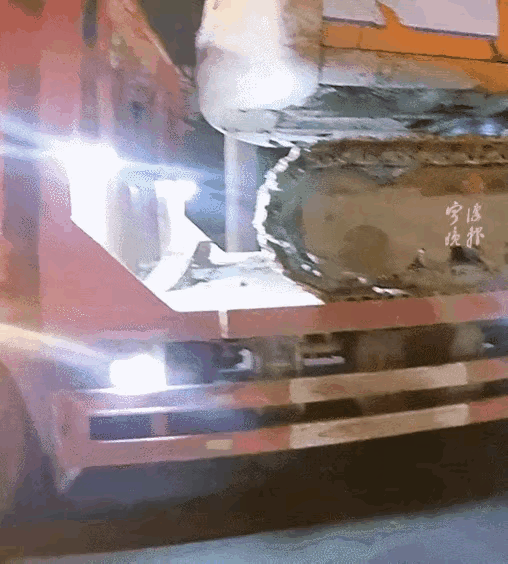 这事只能发生在浙江！1月3日，一辆河南牌照运载着挖掘机的货车，在杭甬高