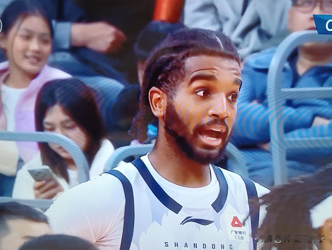 我山东男篮外援克里斯，暴躁脾气大，没人敢惹。山西男篮外援迪亚洛太善太软弱，人见人