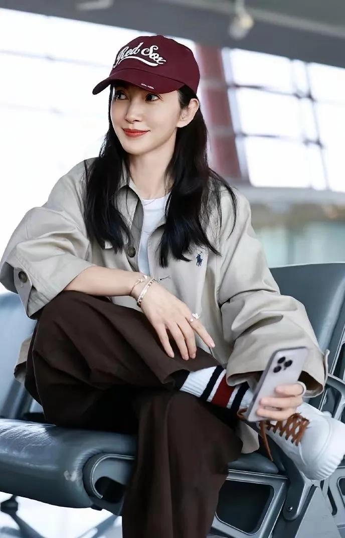李冰冰机场路透，复古松弛感拿捏了✨李冰冰这组机场生图也太会穿了！酒红色棒