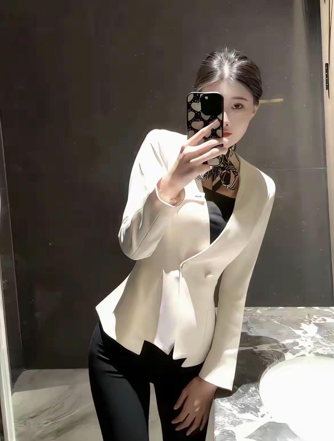 优雅职场风，黑白配穿搭，自信满满！