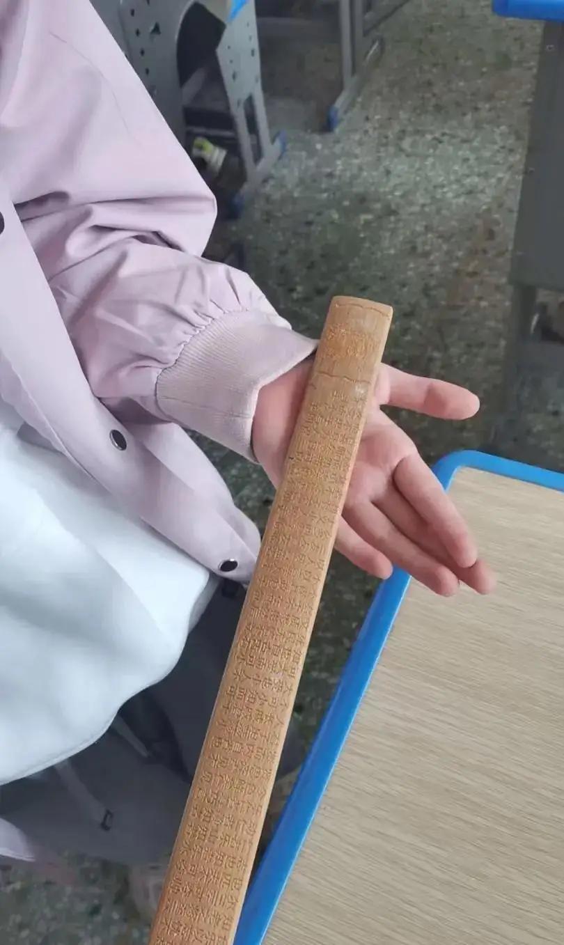 一个违纪的学生，班主任叫他承认做错了，可是学生偏就不认错，班主任叫来家长，哪知家