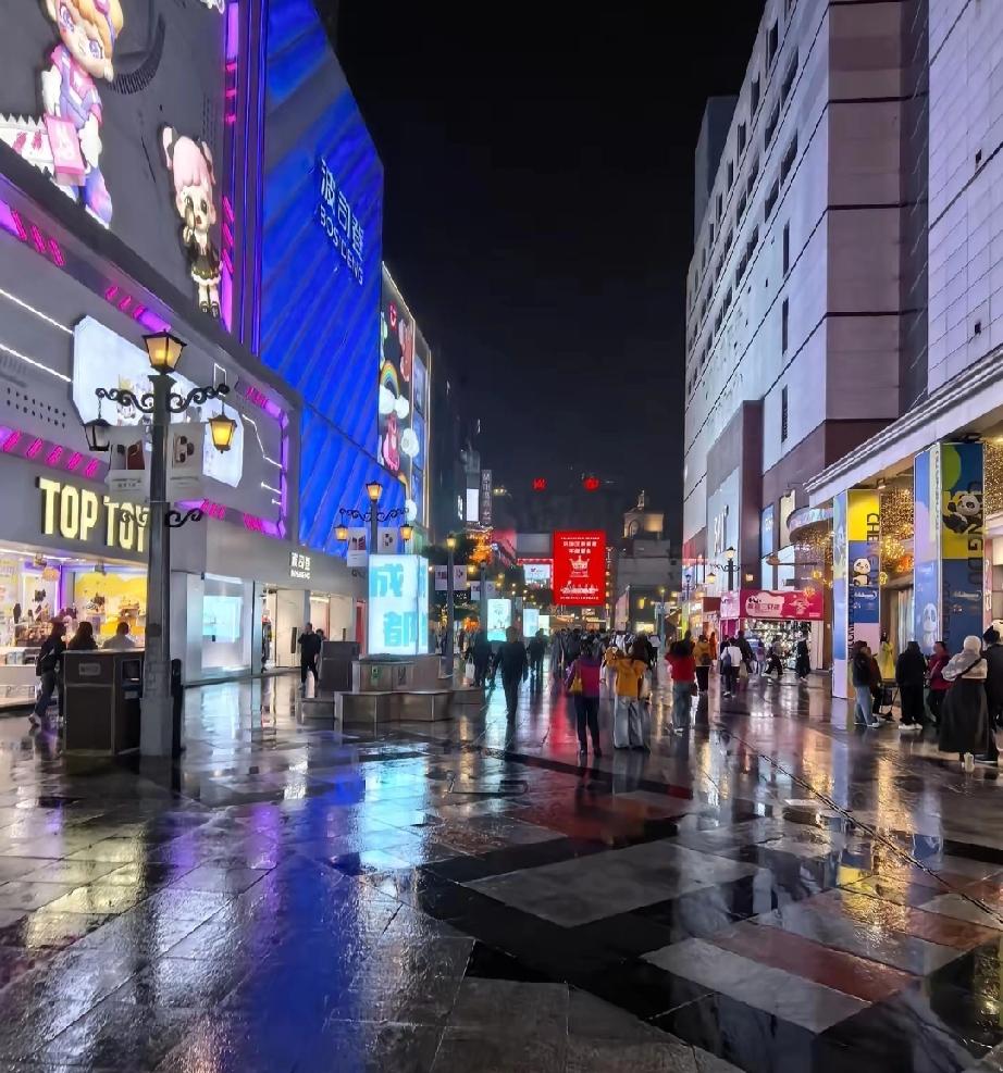 春熙路"口水锅"击碎成都文旅滤镜：烟火气容不得黑心商家掺假一觉醒来