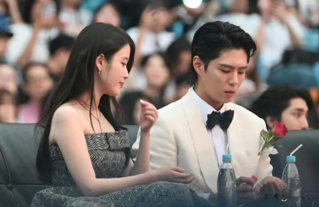 IU朴宝剑红毯牵手甜晕！最佳情侣奖实至名归，这糖我先磕为敬！AAA颁奖礼的