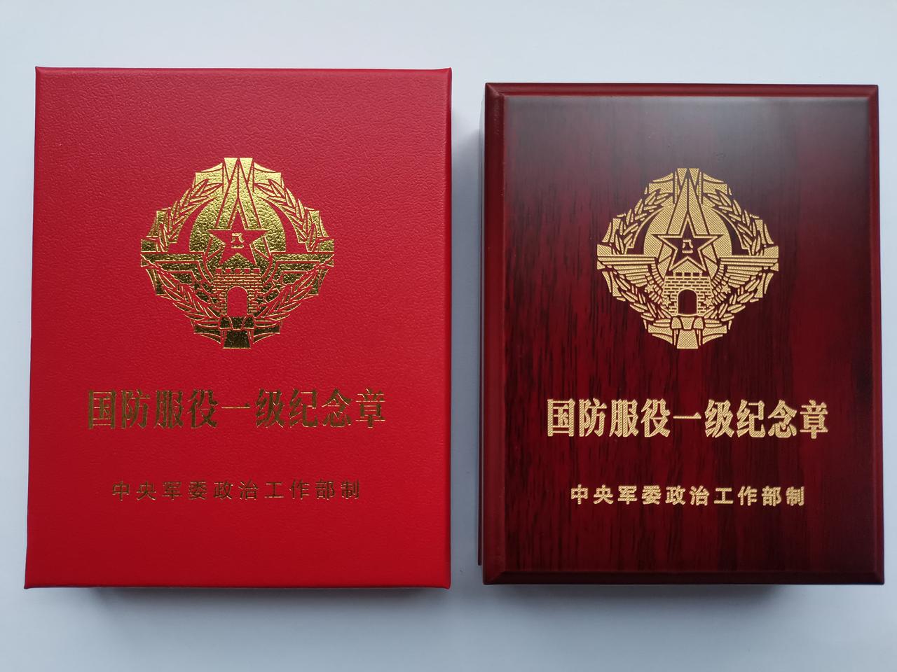 一天天地闷热不减，可真难熬。我和老伴守在家里，他呆在客厅，舍不得用空调，呼呼吹着