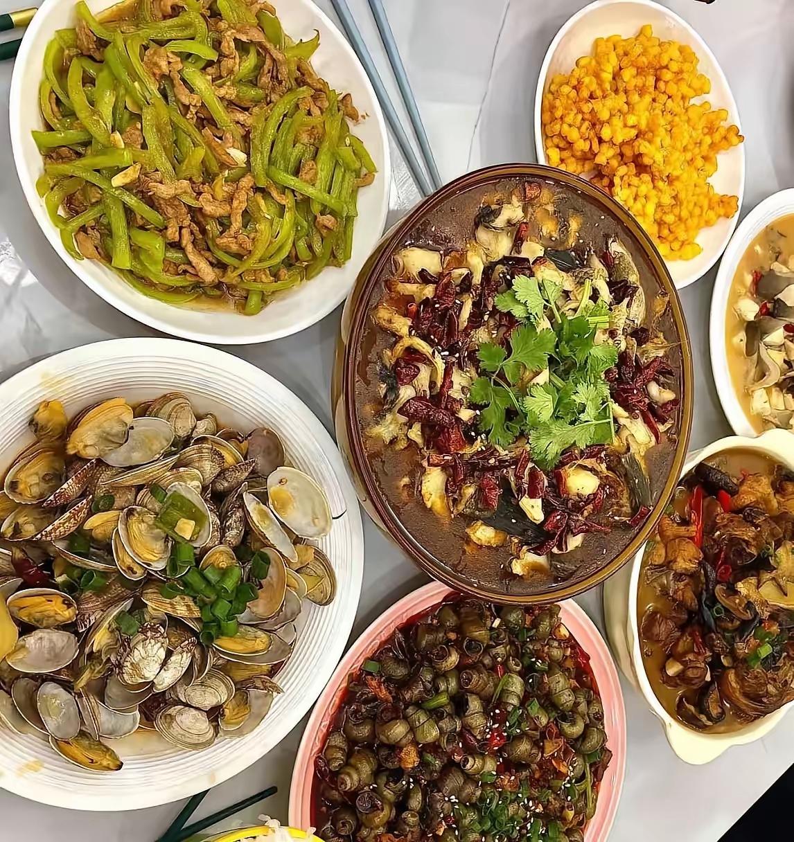 中午我哥喊我去他家吃饺子，我拎了袋橘子就去了。吃完饭我哥正准备收桌子，他岳母突然