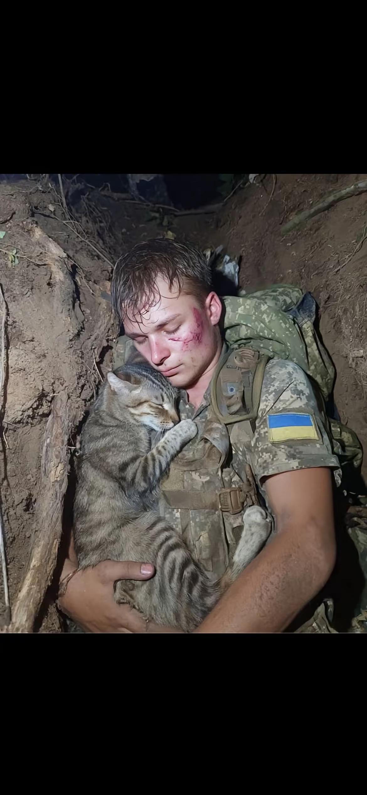 ​在乌克兰战场上出现了感人一幕：战坑出现了一名熟睡年轻的乌军士兵，看上去20来岁