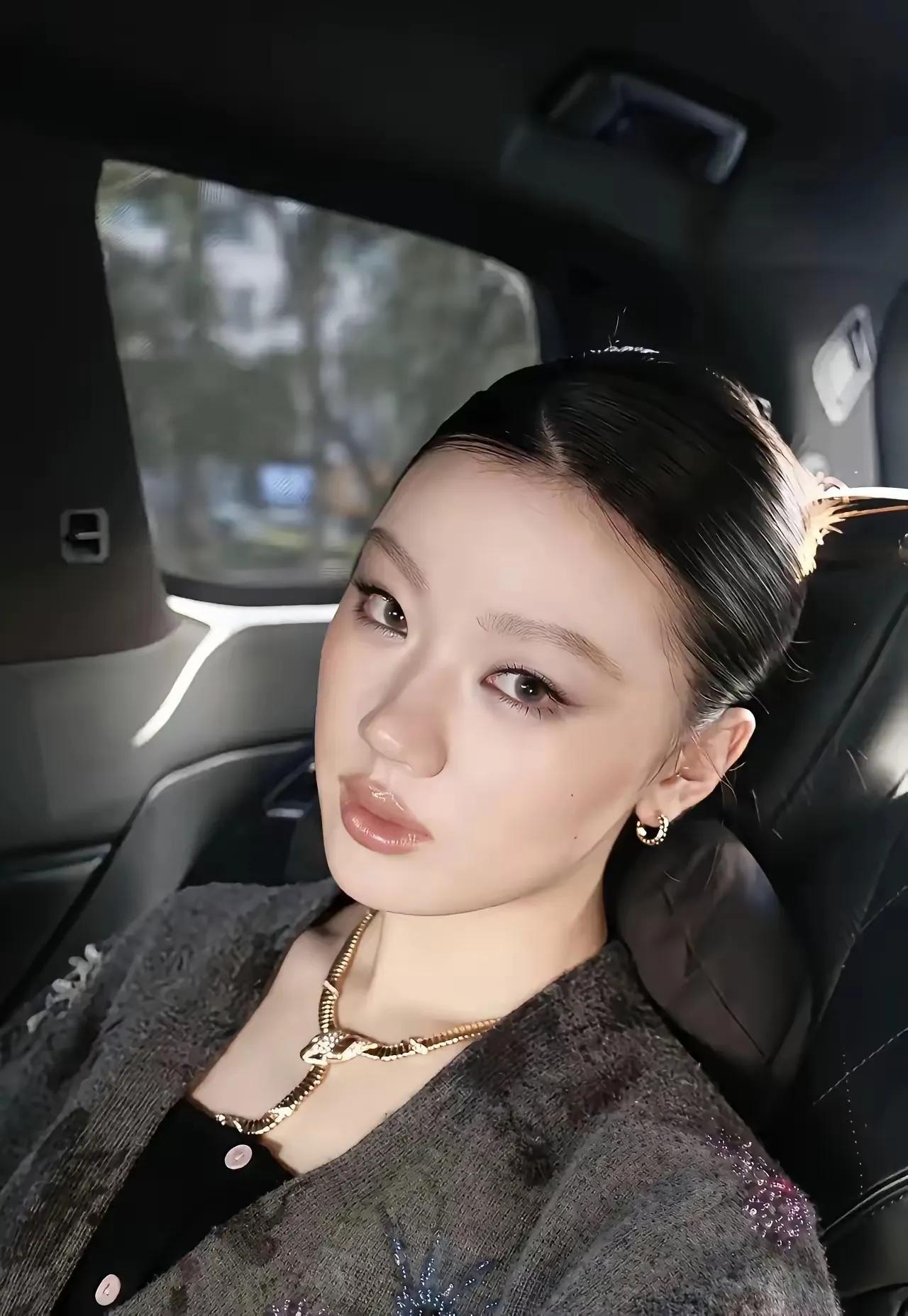 我问闺蜜单依纯的道歉有点别扭呢？闺蜜瞥了一眼说：这不是道歉，是试探​